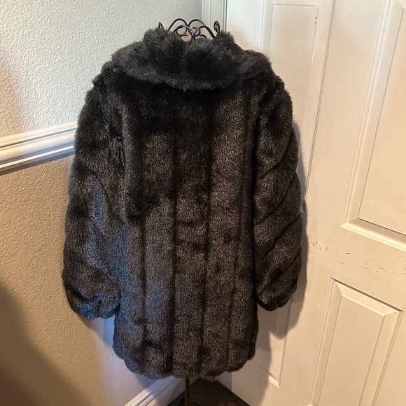 Made in USA Black Faux Fur Coat Deep Brown Highlights Size L Gorgeous Detail - Picture 5 of 10
